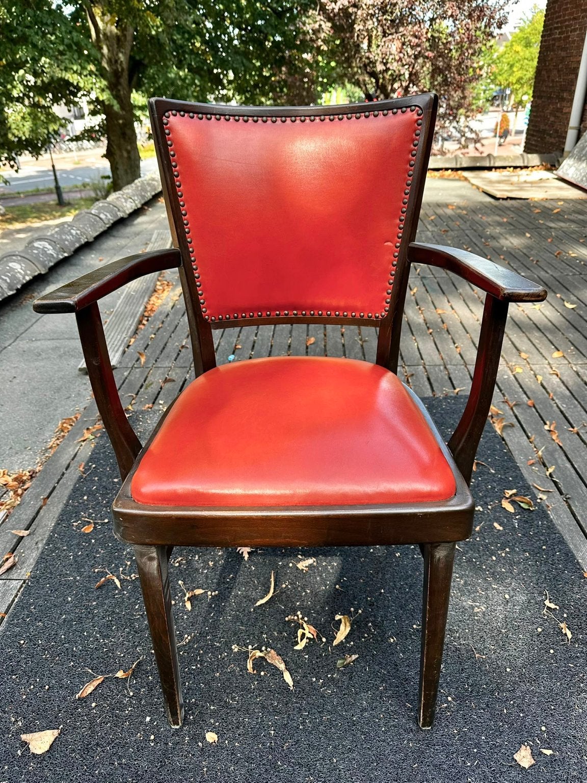 16x Vintage Stoelen - Rood Leer & Donkerbruin Hout, Antiek en Kunst, Ophalen