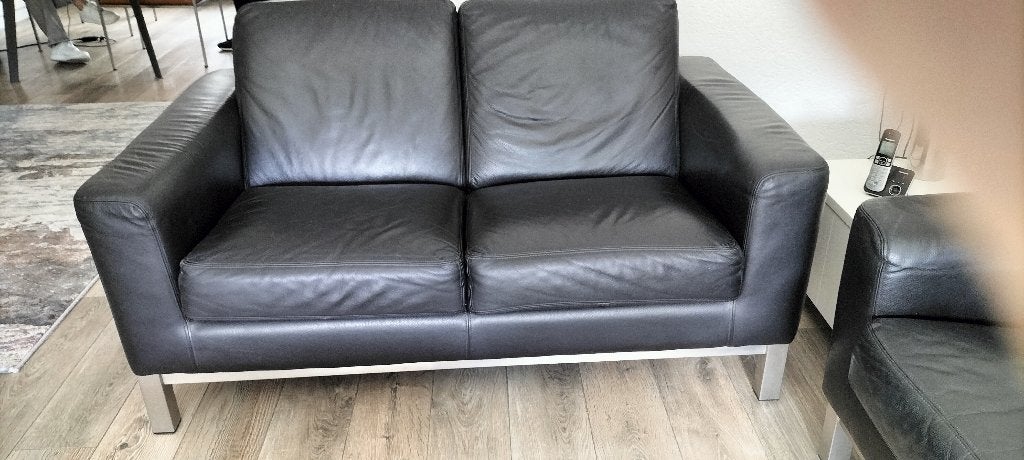 Twee mooie, echte zwarte leren banken te koop!, Huis en Inrichting, Banken | Bankstellen, Ophalen, Gebruikt, Minder dan 75 cm