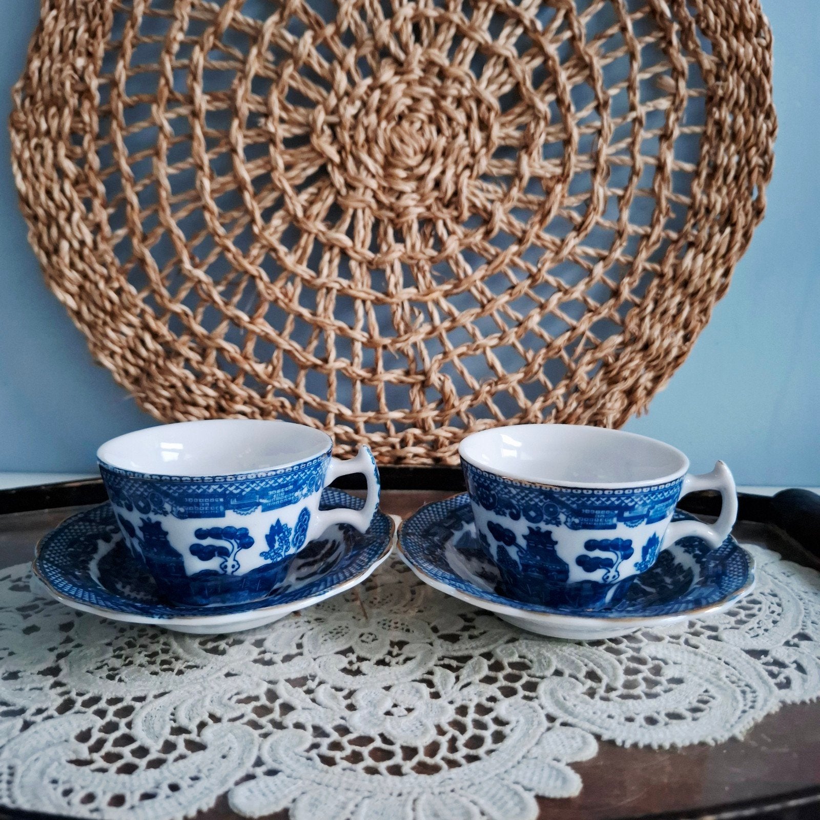 2 antieke Blue Willow demitasses (espresso kop en schotels), Antiek en Kunst, Antiek | Servies los, Ophalen of Verzenden