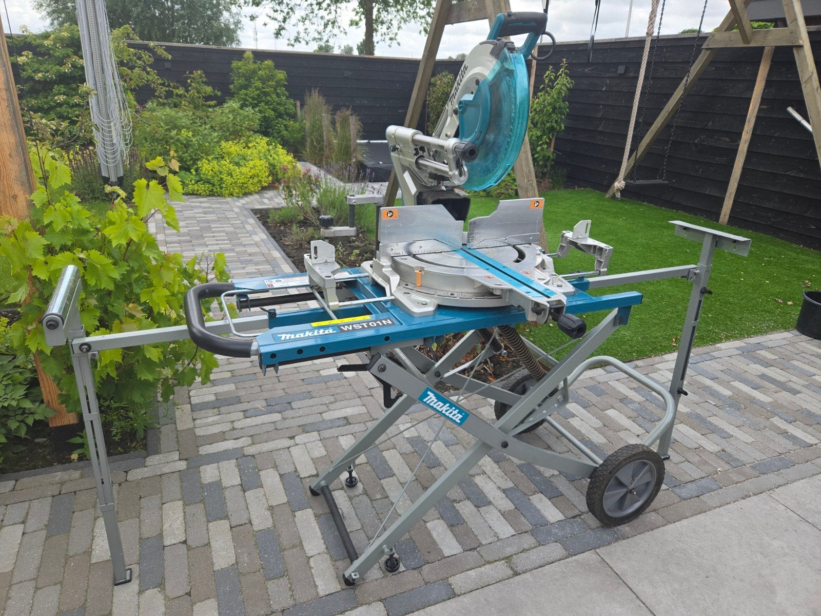 Makita Afkortzaag DLS211 36V met Zaagtafel WST01N, Doe-het-zelf en Verbouw, Gereedschap | Zaagmachines, Ophalen