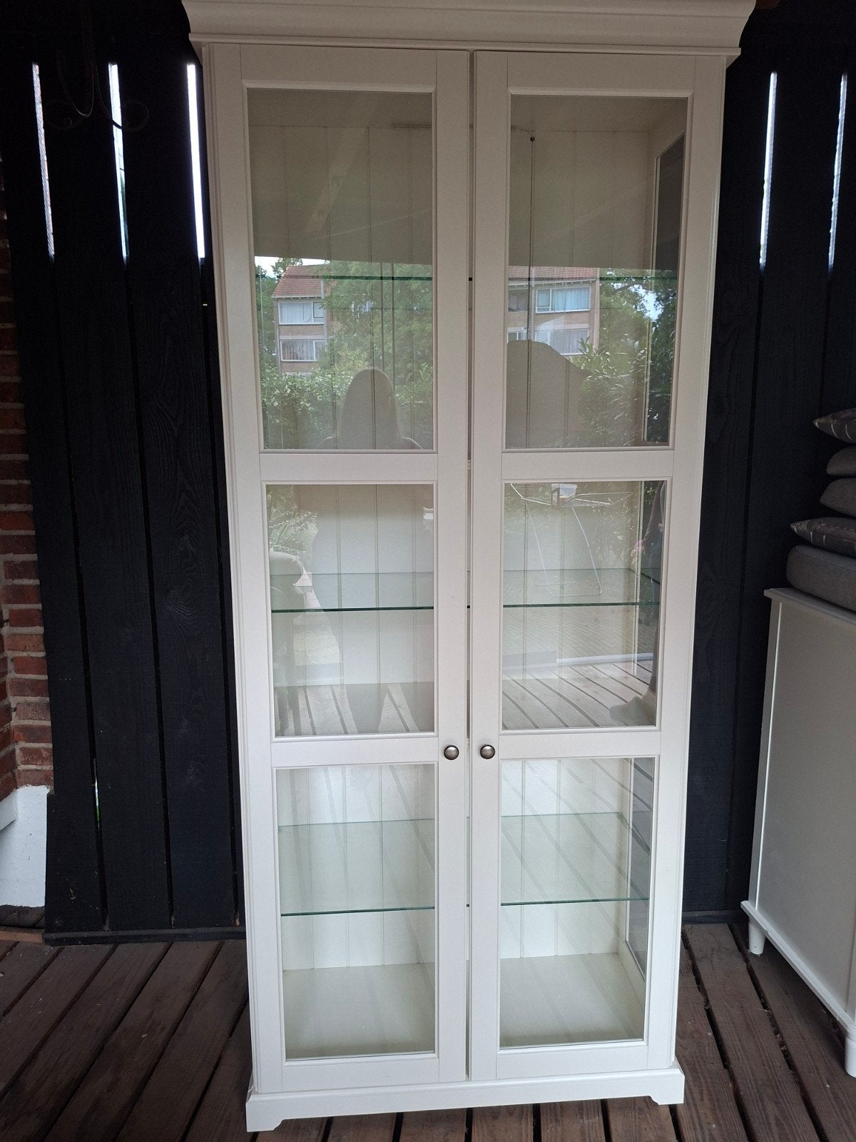 Witte vitrinekast met glazen deuren en planken, Ophalen, Glas, 50 tot 100 cm, Modern
