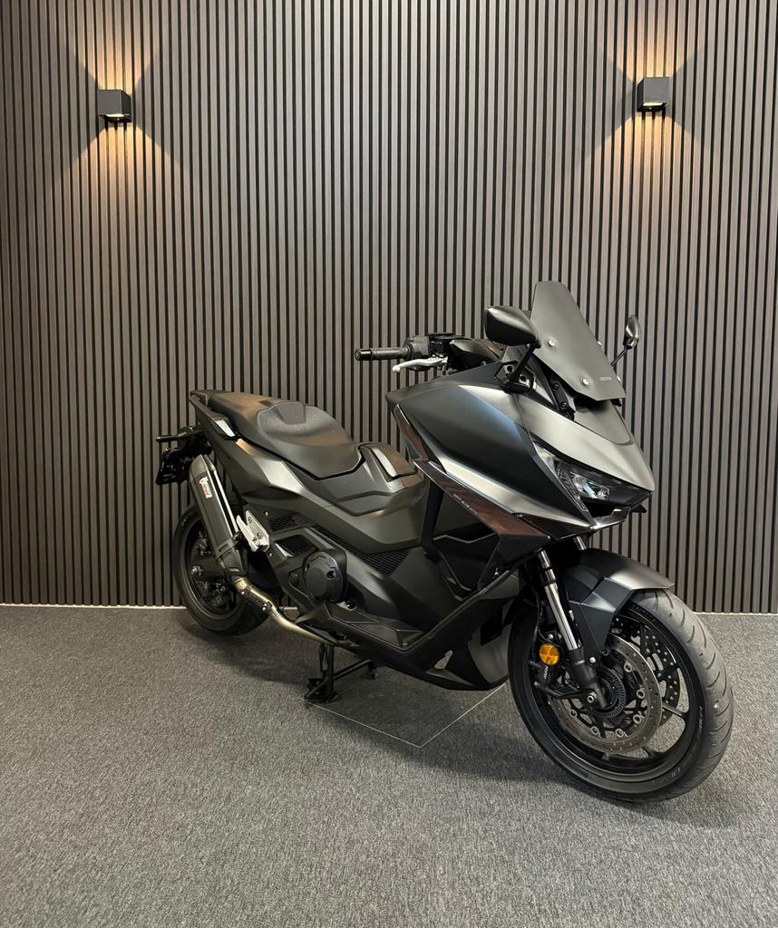 HONDA FORZA 750- MIVV-BLACK ON BLACK- 2025 - 8000km -CARPLAY, 750 cc, Honda, Nieuw, Motorrijbewijs A