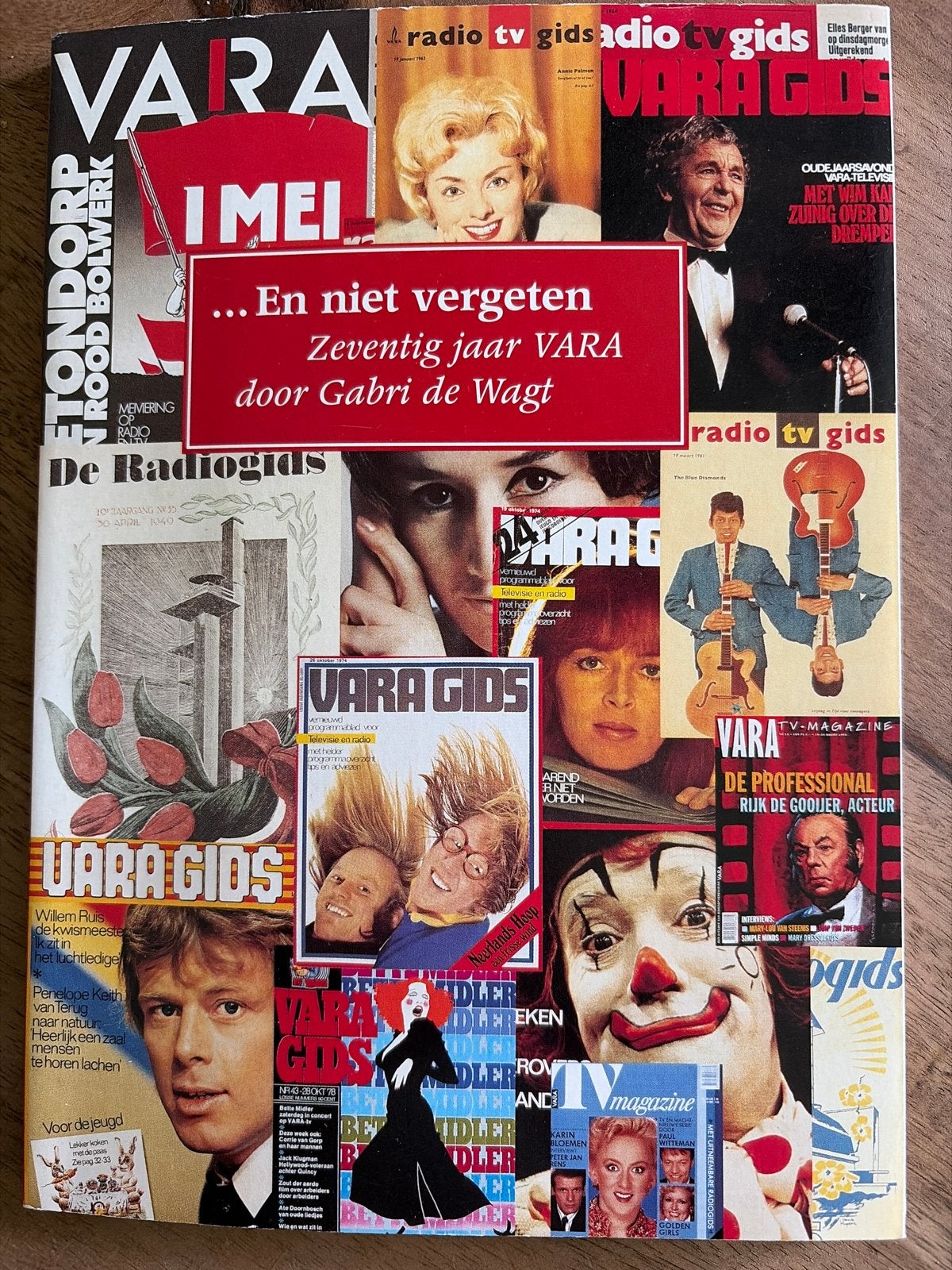 Zeventig jaar VARA: De Radiogids - Een Terugblik, Ophalen of Verzenden, Zo goed als nieuw, Overige typen