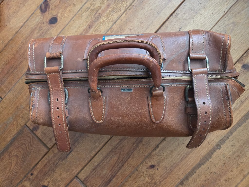Vintage Carson leren reistas met bagagestickers jaren '50, Ophalen, 30 cm of meer, Gebruikt, Bruin