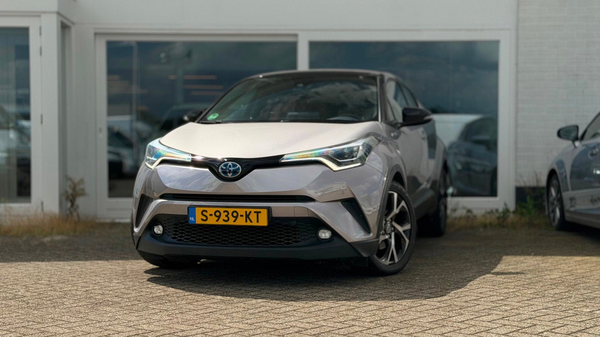 Toyota C-HR 1.8 Hybrid Executive Bi-Tone 2017, Auto's, Dealer onderhouden, Euro 6, 4 cilinders, Automatische klimaatregeling