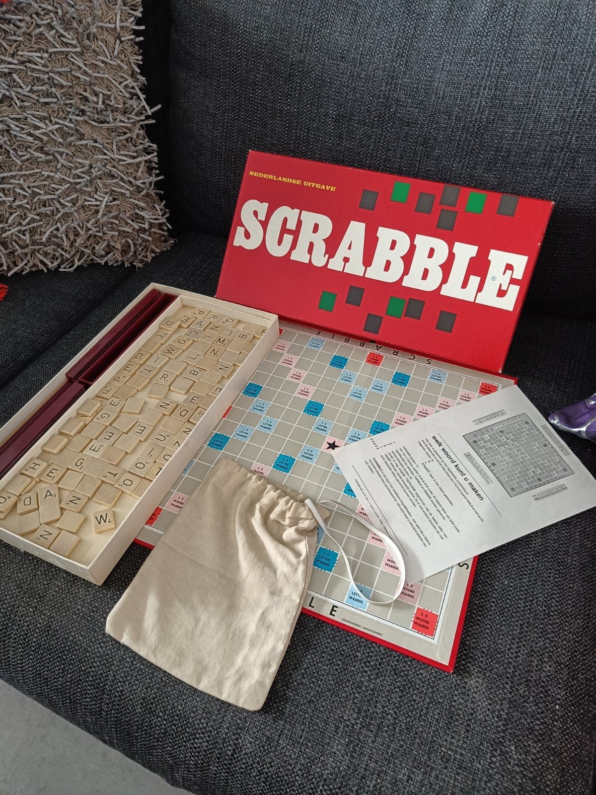Scrabble - Klassieke Rode Doos met Houten Letters, Drie of vier spelers, Ophalen of Verzenden, Zo goed als nieuw, J.W. Spear & Sons