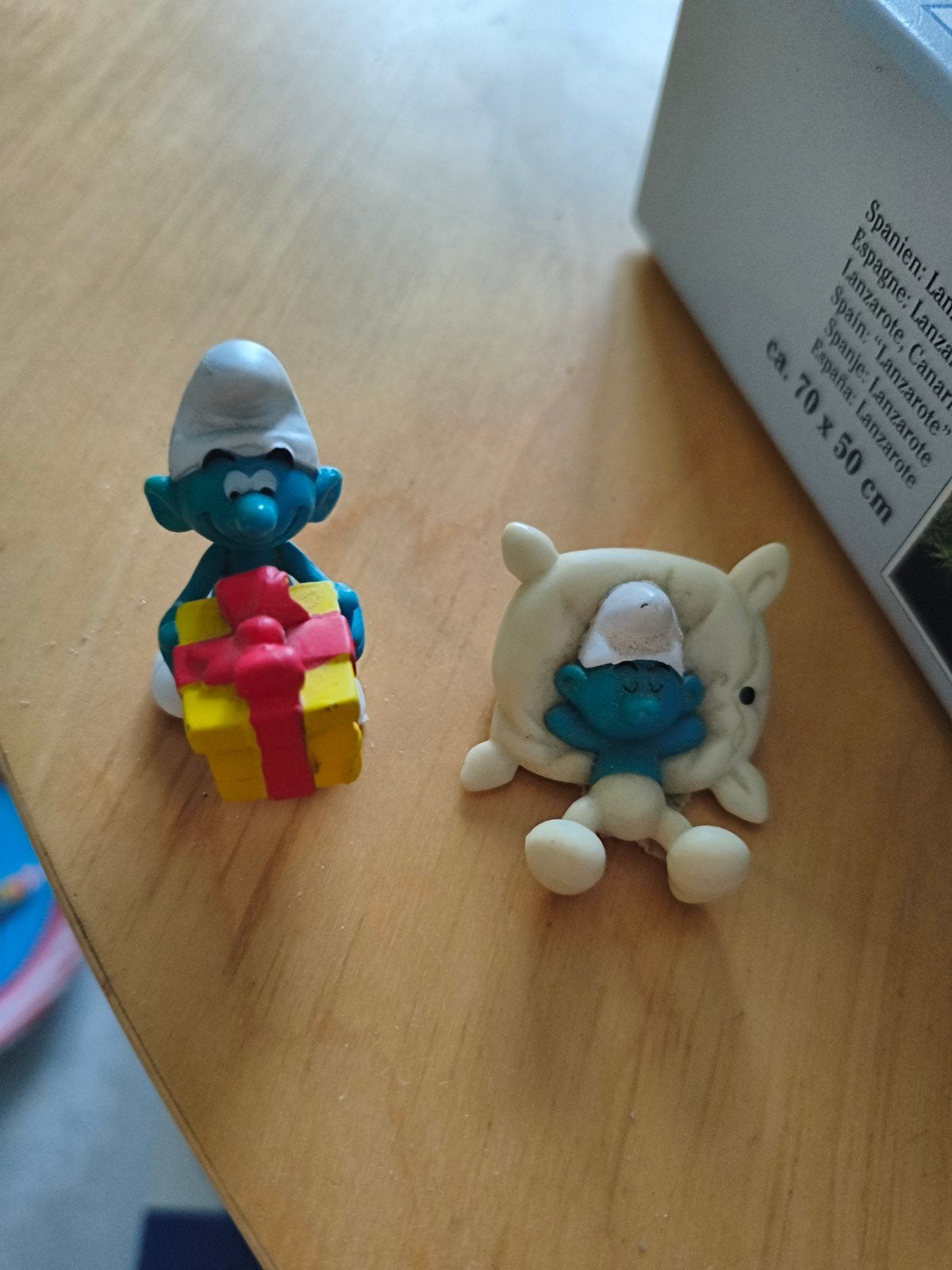 Smurfen beeldjes: Smurf met cadeau en slapende Smurf, Verzamelen, Ophalen of Verzenden, Gebruikt, Verschillende Smurfen, Poppetje, Figuurtje of Knuffel
