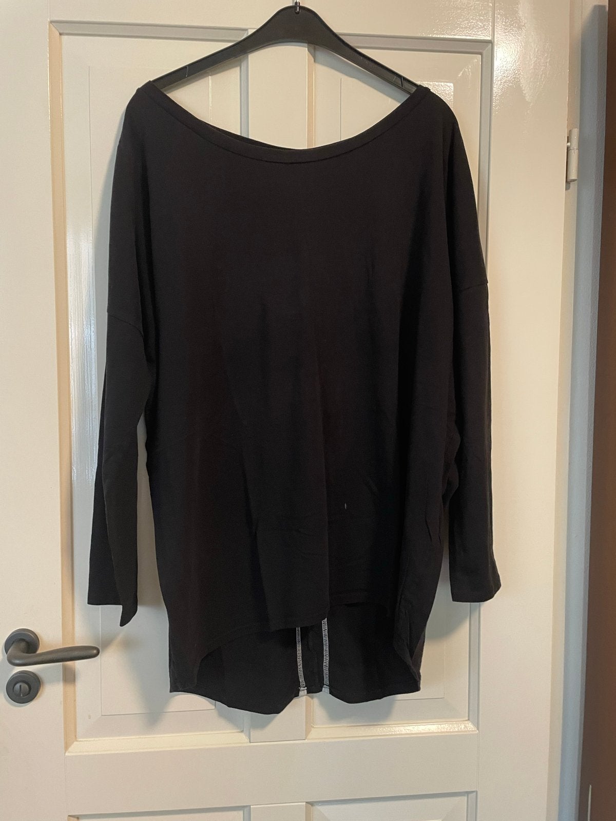 Zwarte tuniek met streep achterzijde - Maat 50, Ophalen of Verzenden, Gedragen, Shirt of Top