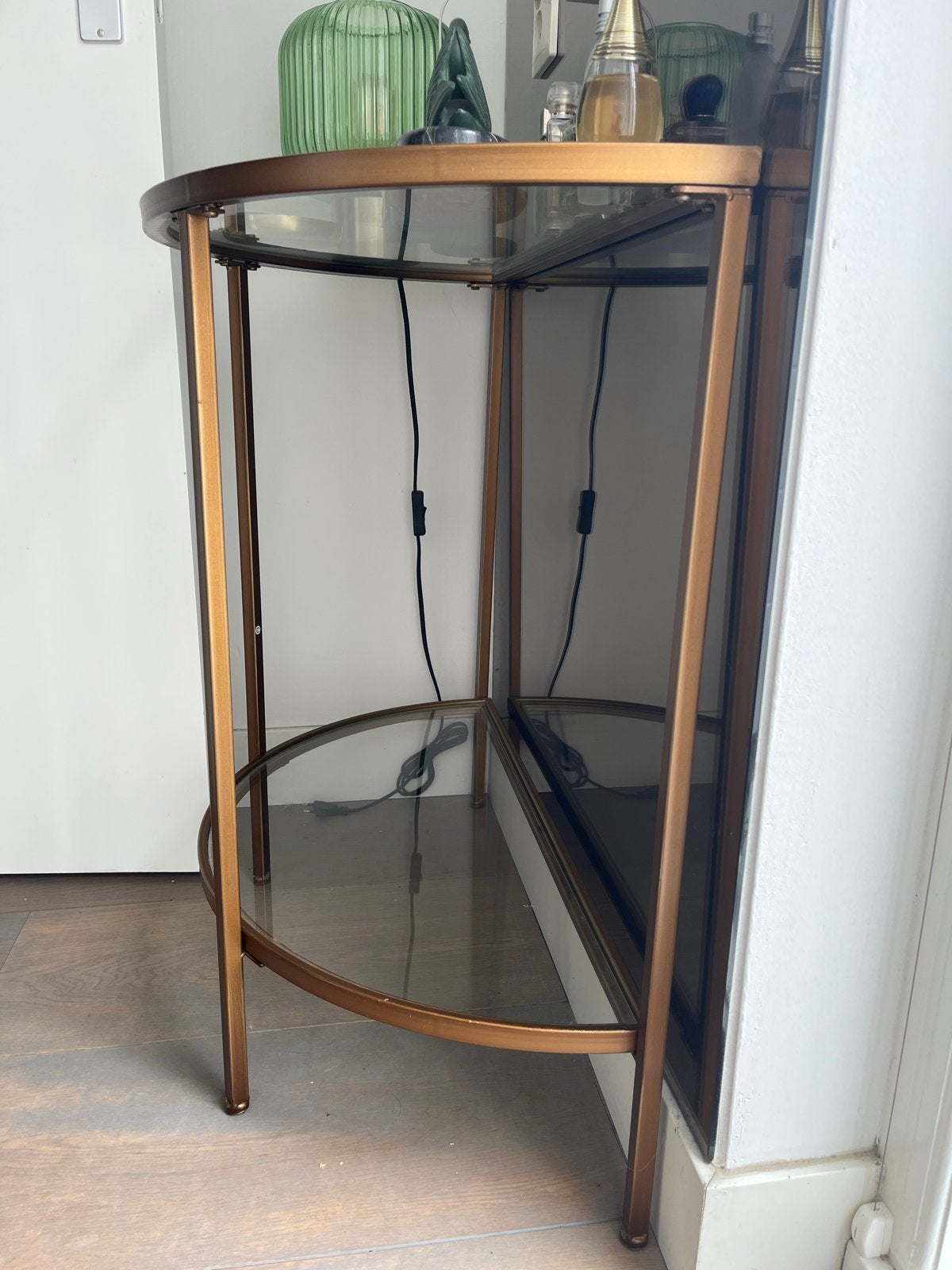 Gouden half ronde bijzettafel met glazen bladen, Ophalen, Minder dan 55 cm, Gebruikt, Metaal of Aluminium