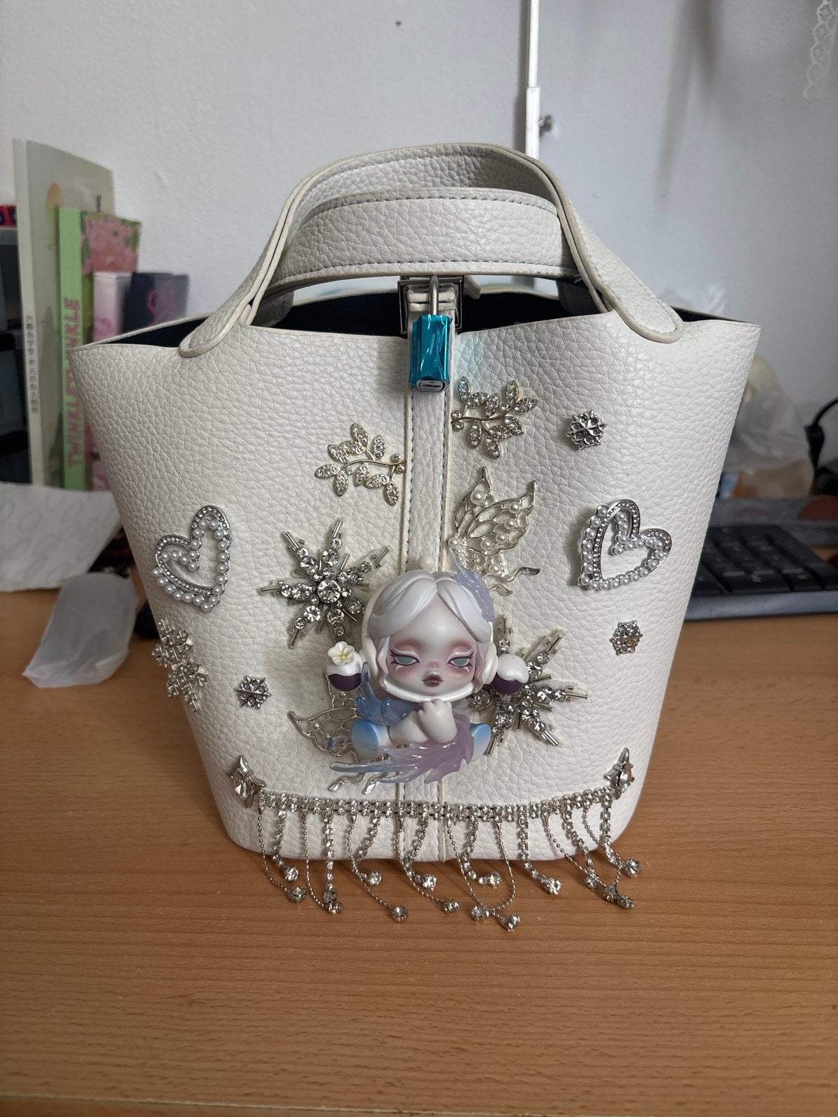 Witte handtas met unieke decoraties, Sieraden, Tassen en Uiterlijk, Tassen | Damestassen, Wit, Ophalen of Verzenden, Zo goed als nieuw