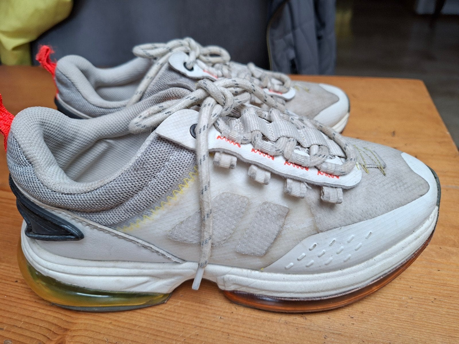 Leuke meisjes schoenen maat 35 -, Kleding | Dames, Ophalen of Verzenden, Gedragen, Grijs, Sneakers of Gympen