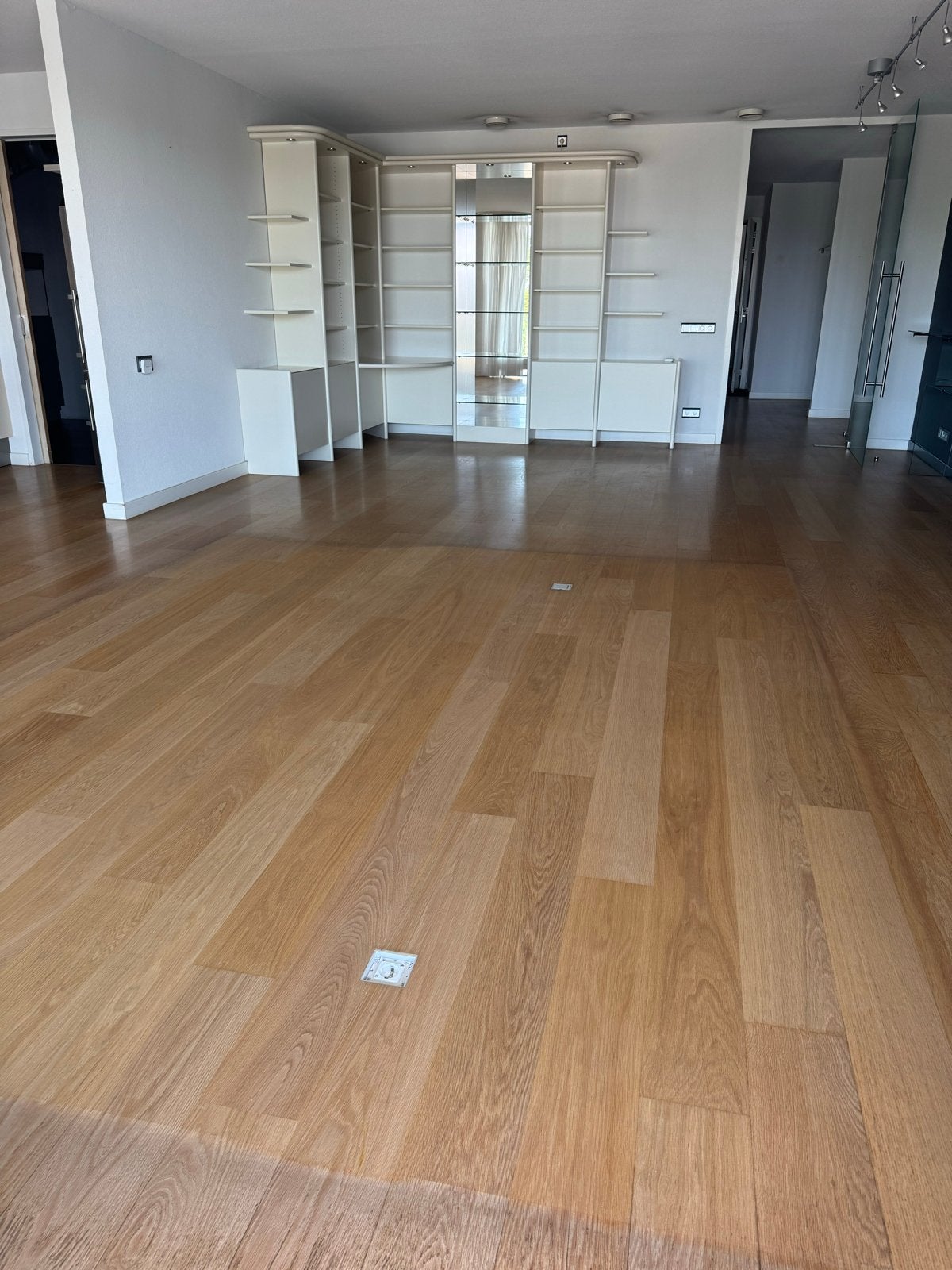 Moderne witte wandkast met planken en deuren, Huis en Inrichting, Kasten | Boekenkasten, Ophalen, Overige materialen, Niet, Gebruikt