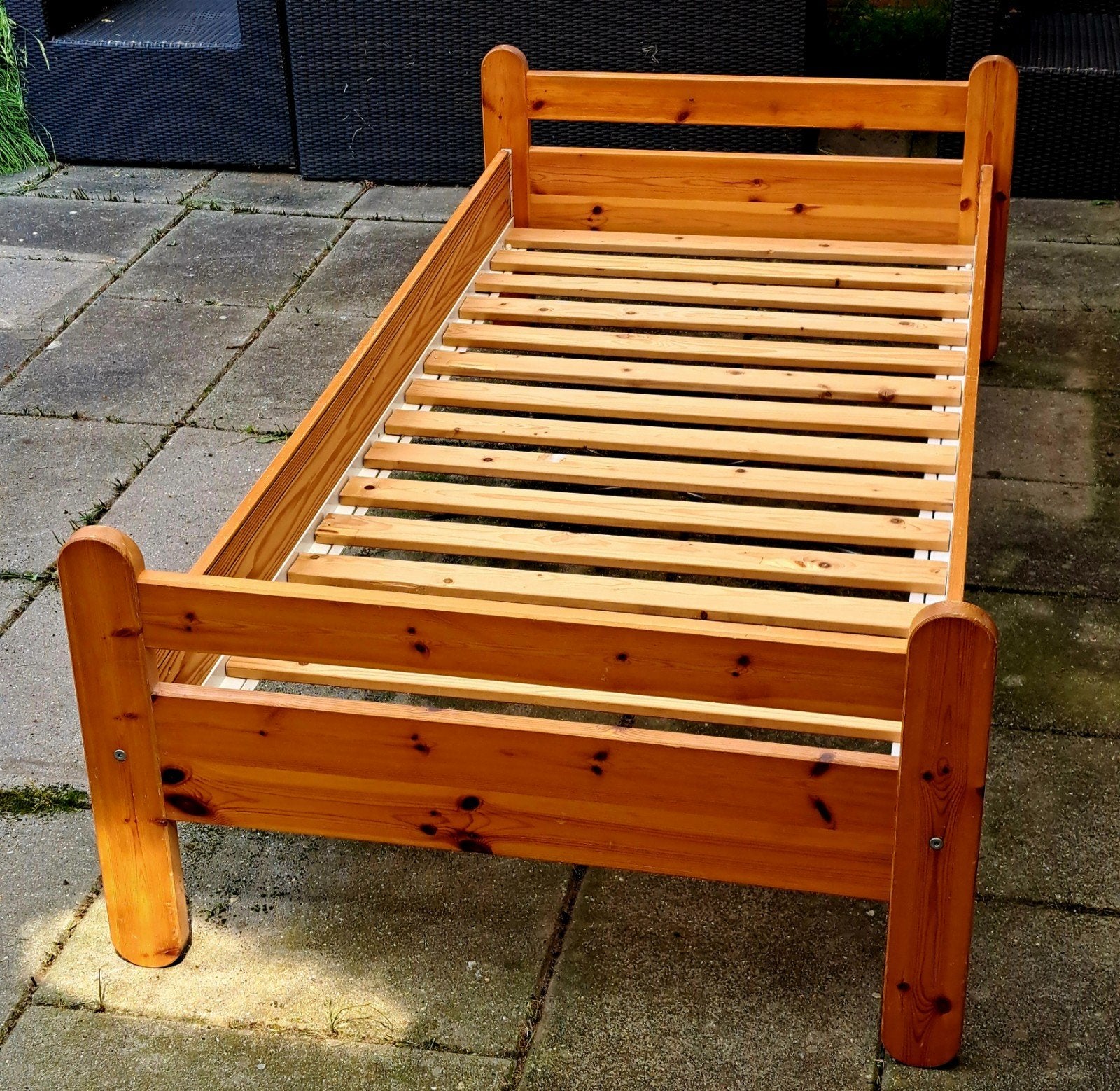Solide eenpersoonsbed met verstelbare lattenbodem en lades, Ophalen, 90 cm, Eenpersoons, Bruin