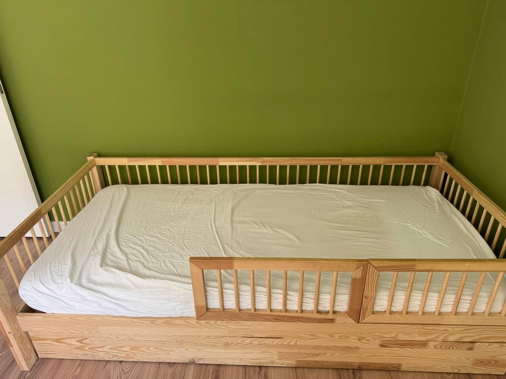 Houten kinderbed met uitvalbeveiliging en lade, Ophalen, 85 tot 100 cm, Zo goed als nieuw, Lattenbodem