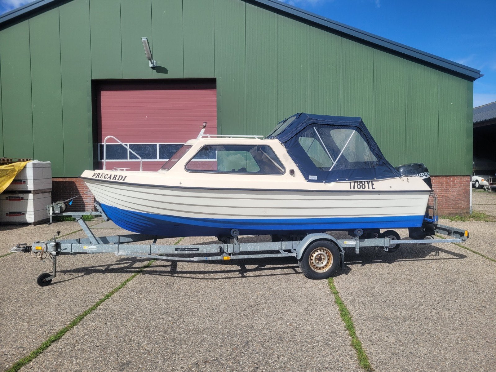 TRISS 56 HT MET SUZUKI DF90 + KALF TRAILER, Kajuitboot, Buitenboordmotor, Trailer, Polyester