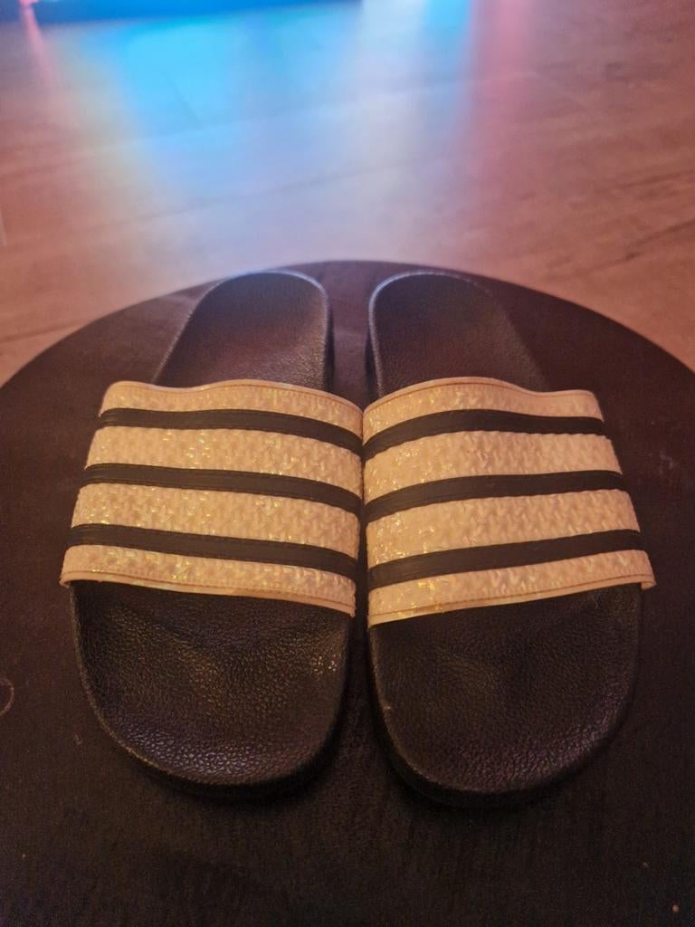 Adidas badslippers maat 40 zwart met parelmoer, Kleding | Dames, Schoenen, Ophalen of Verzenden, Gedragen, Zwart