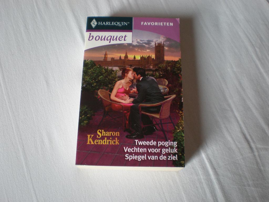 2 x Bouquet. Harlequin. 1x In the city en 1x favorieten., Boeken, Romans, Gelezen, Ophalen of Verzenden