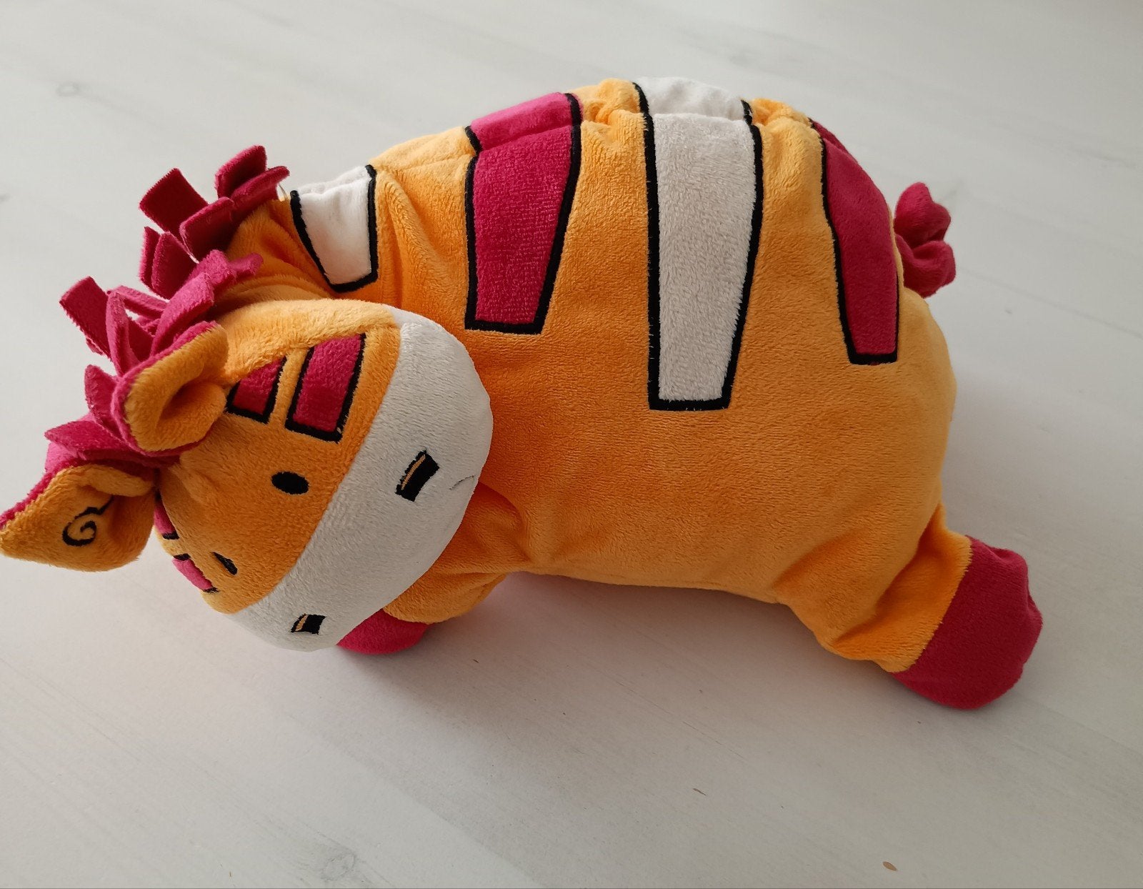 Leuk knuffel giraf/paardje, oranje met rood en wit., Oranje, Giraf, Overige karakters, Ophalen of Verzenden