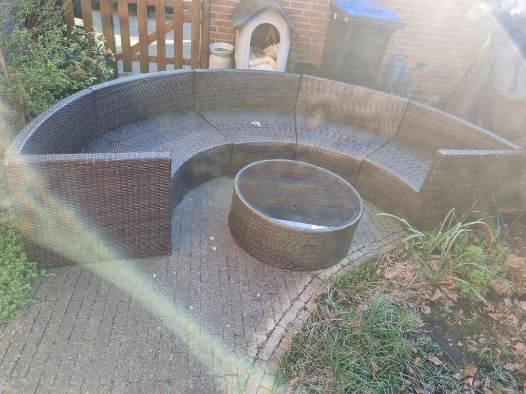 Lage zit halfronde tuinbank + tafeltje, geen kussens., Ophalen, Kunststof, Gebruikt, 6 zitplaatsen