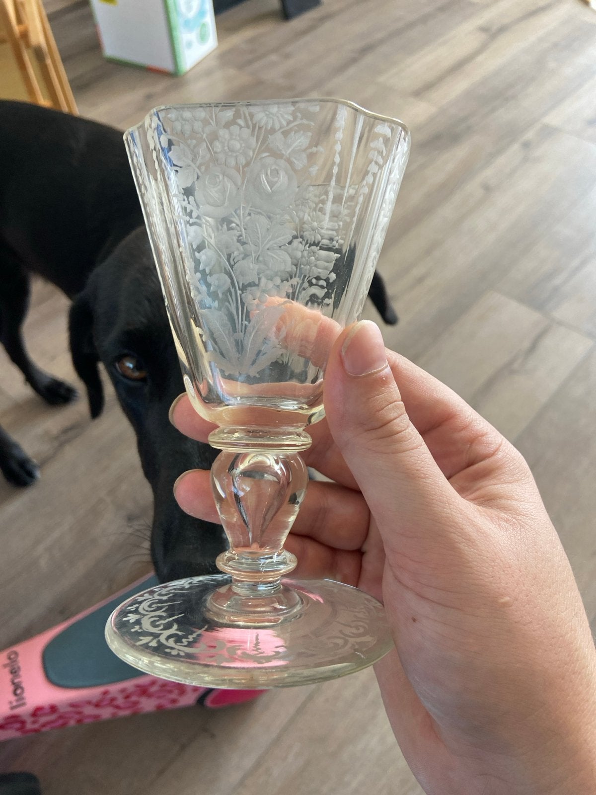 Antiek gegraveerd wijnglas met bloemmotief, Antiek en Kunst, Antiek | Glas en Kristal, Ophalen of Verzenden