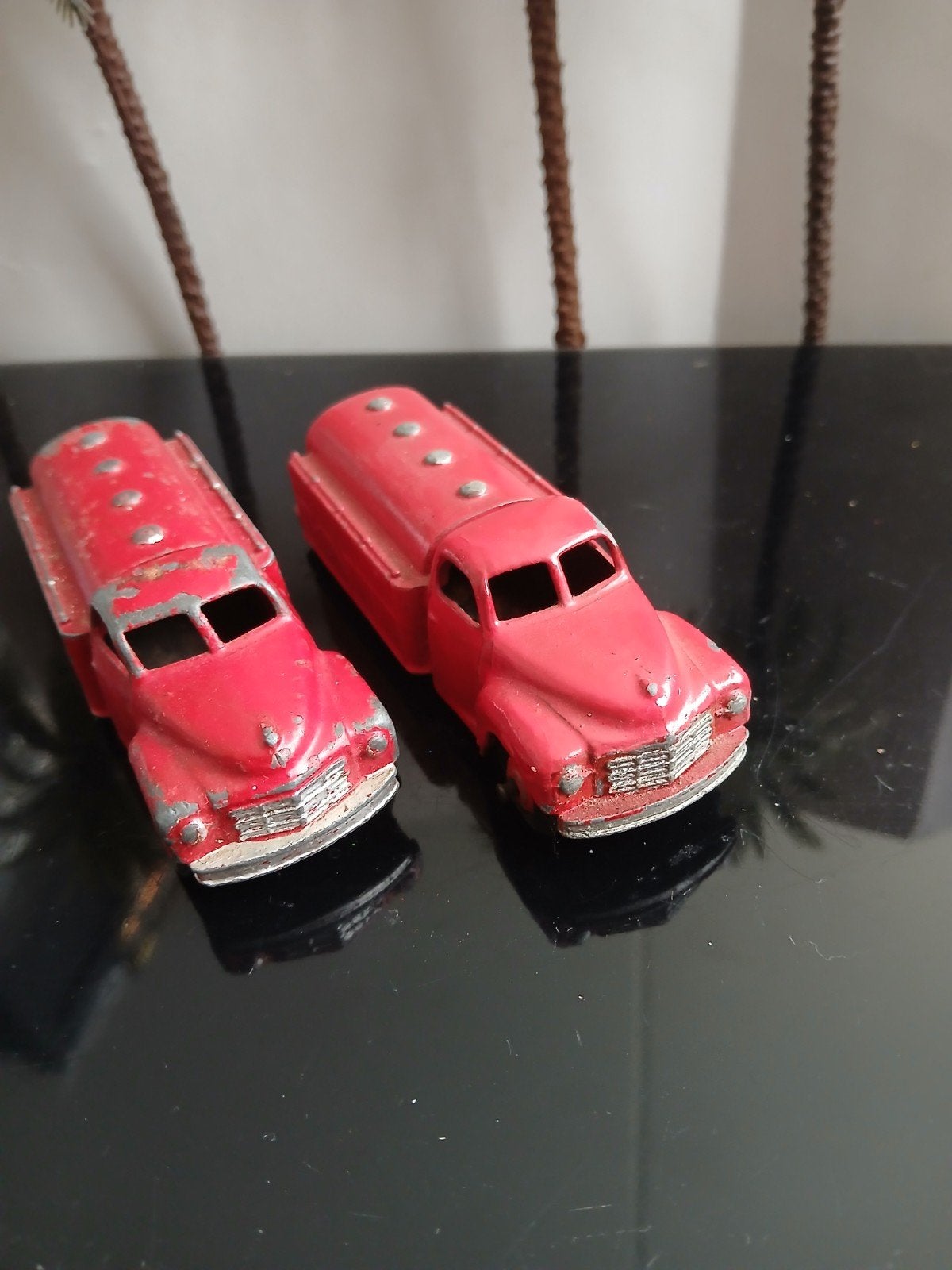 2x tankwagen.  Dinky toys, opknappers, Ophalen of Verzenden, Gebruikt, Auto, Dinky Toys