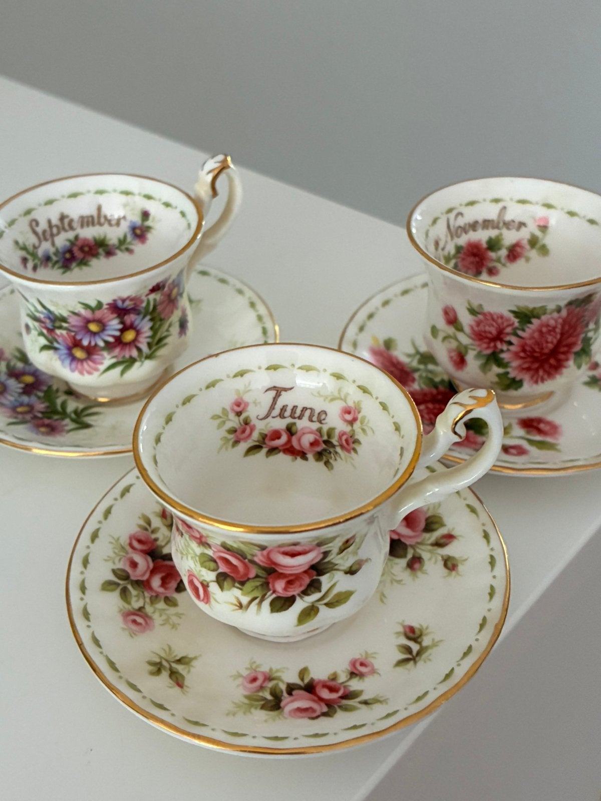 Royal Albert mini kop en schotel maanden 3 stuks vintage, Antiek en Kunst, Antiek | Servies los, Ophalen of Verzenden
