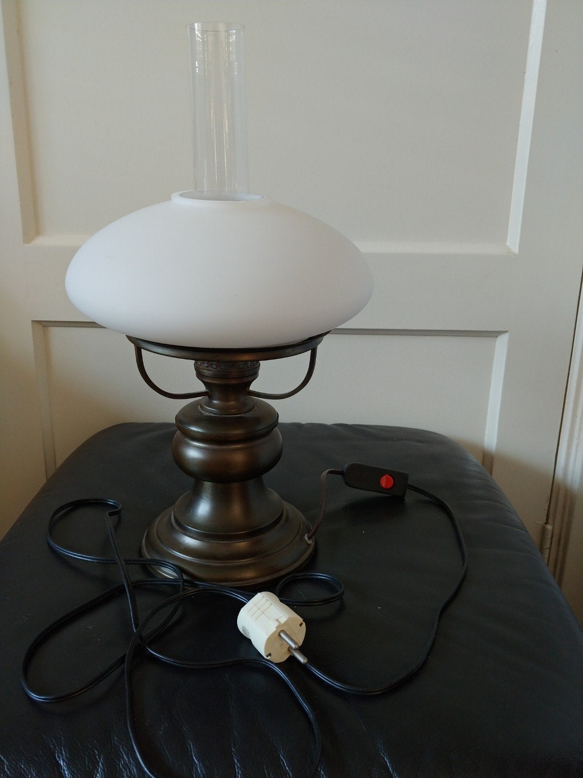 Oude tinnen tafellamp met glazen kap, Antiek en Kunst, Antiek | Lampen, Ophalen of Verzenden