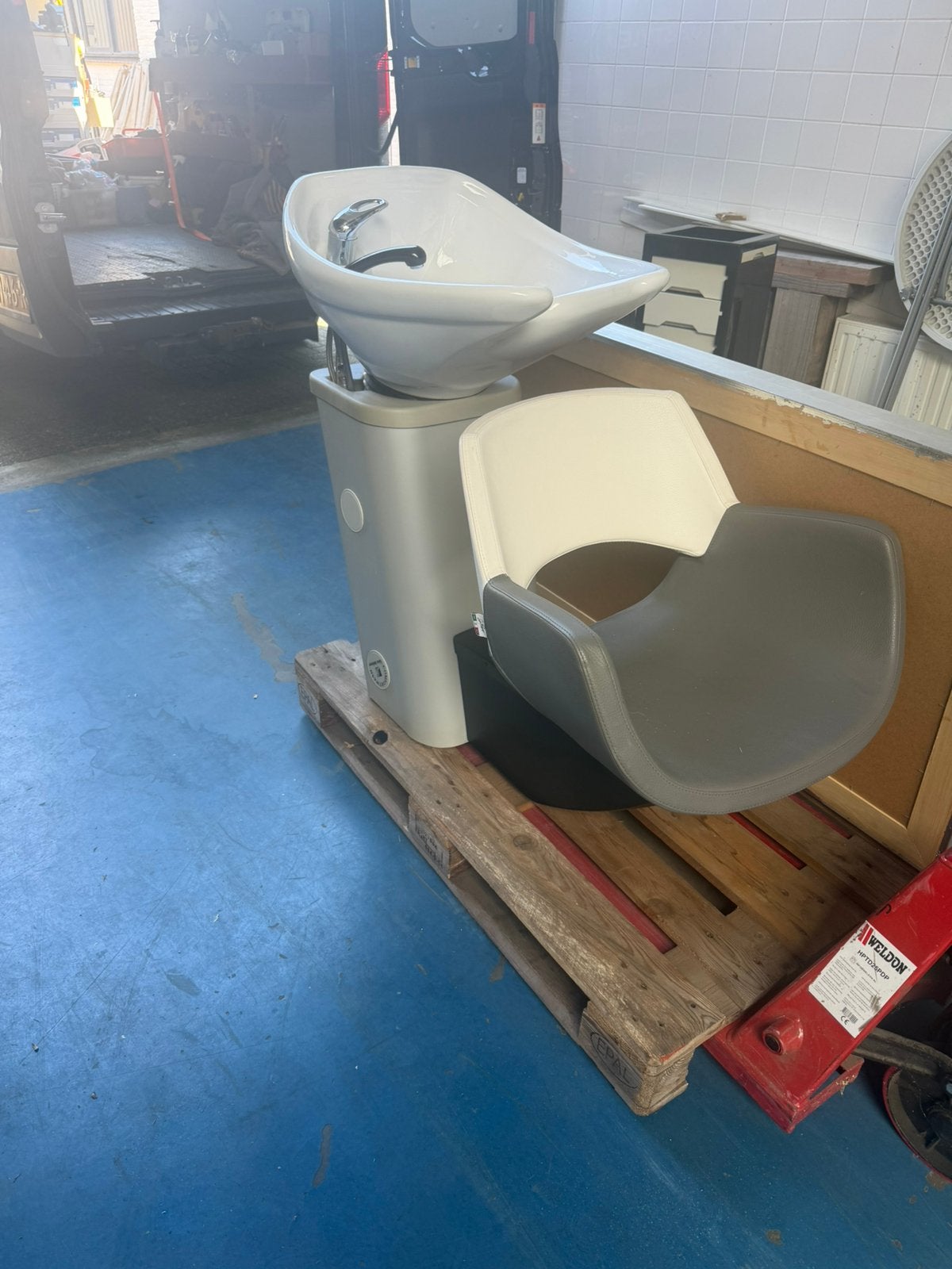 Kapsalon interieur 2 stoelen 1 wasbak, Ophalen