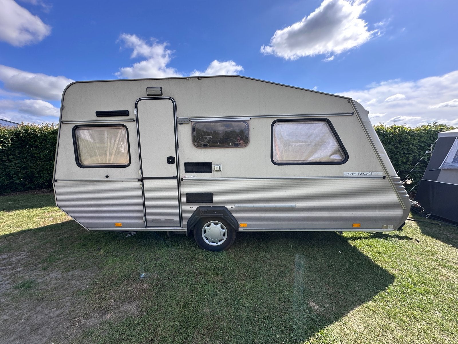 Kip Grey Line caravan met voortent en fietsenrek, Caravans en Kamperen, Kip, Omvormbare zithoek, Treinzit, 750 - 1000 kg