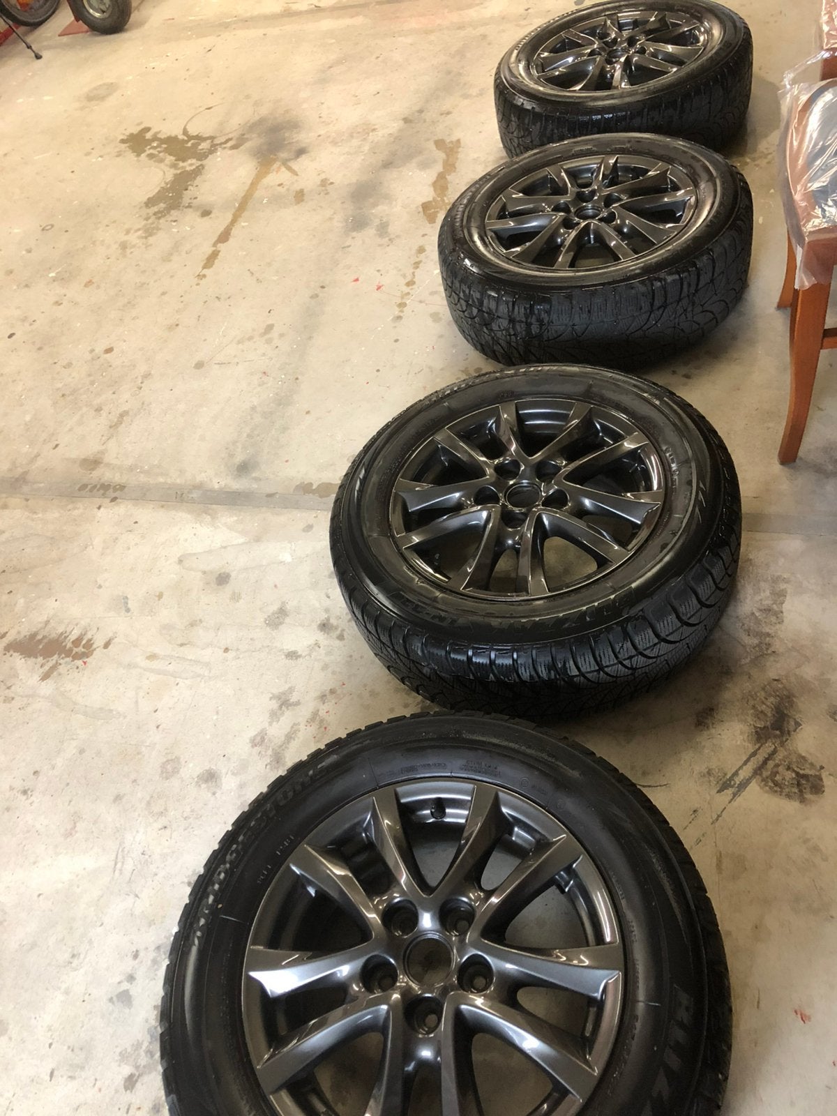 16 Inch zwarte aluminium velgen met Bridgestone winterbanden, Auto-onderdelen, Banden en Velgen, Ophalen, 16 inch, Banden en Velgen
