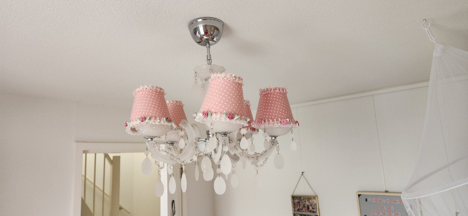 Schattige roze kroonluchter met stippen en roosjes, Ophalen, Gebruikt, Stof, Romantisch, Speels, Klassiek