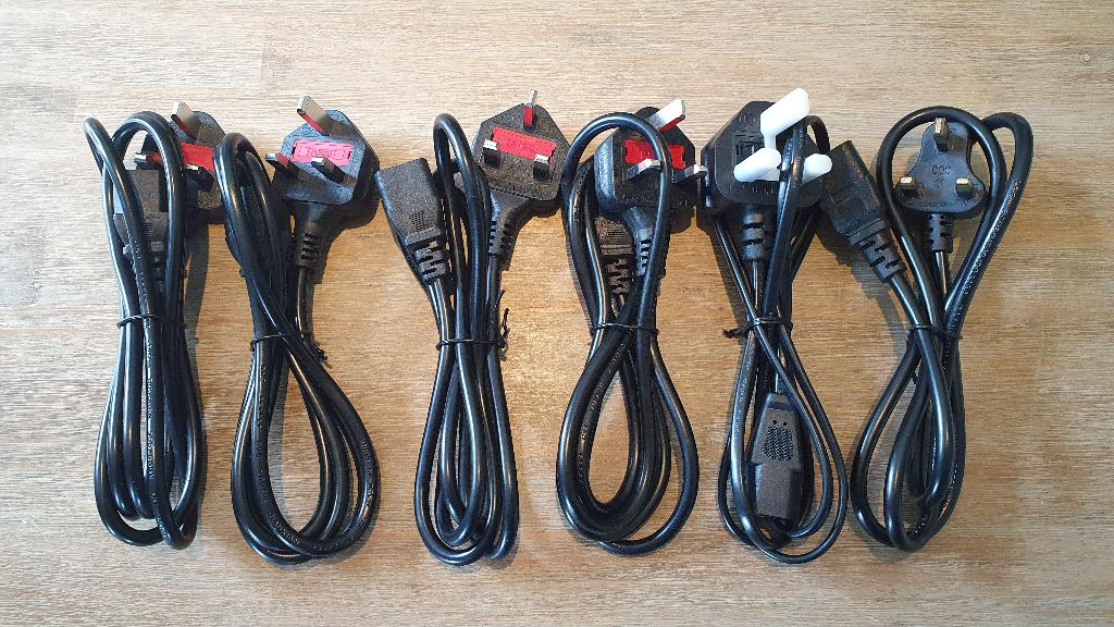 Stroomkabels C13 naar engelse stekker (6 stuks), Doe-het-zelf en Verbouw, Elektra en Kabels, Ophalen of Verzenden, Nieuw, Kabel of Snoer