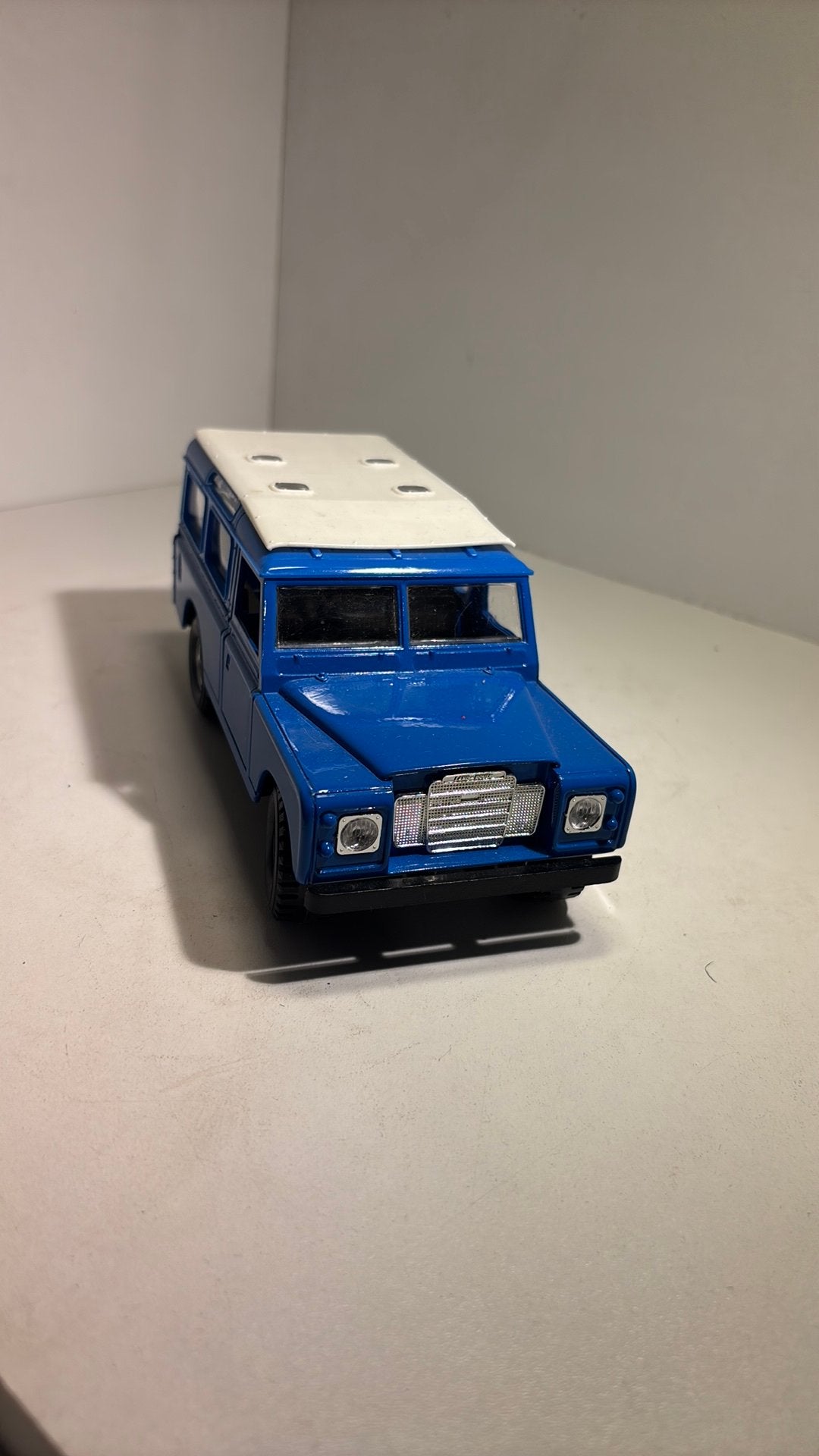 Land rover bleu Bburago 1.24, Hobby en Vrije tijd, Ophalen of Verzenden, Bburago, A, A