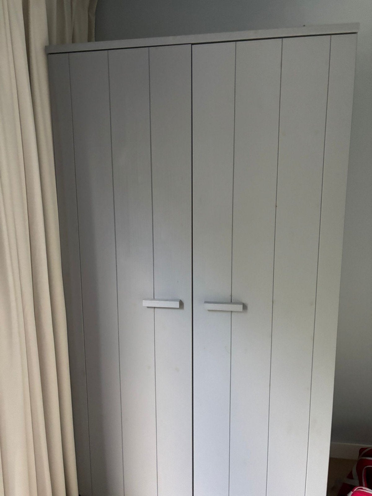 Grijze kledingkast met twee deuren, Met deur(en), Gebruikt, Modern, 150 tot 200 cm