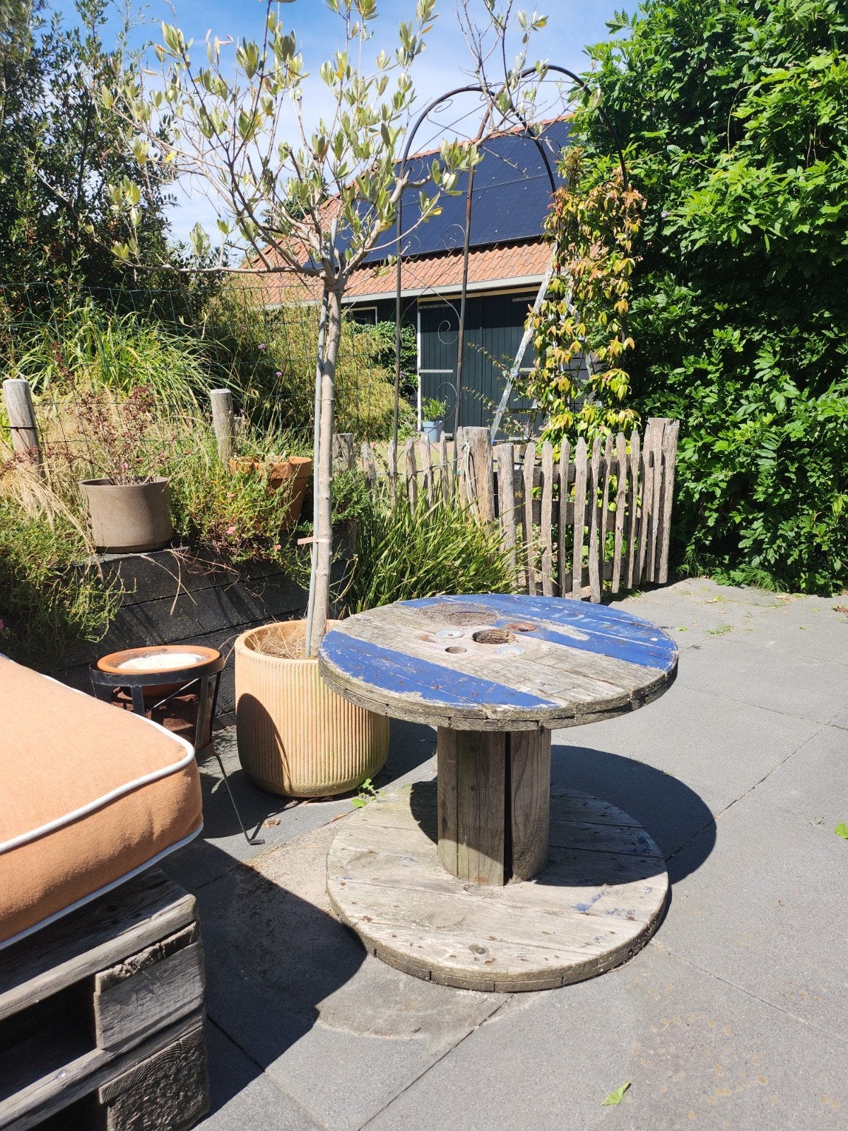 Unieke kabelhaspel tuintafel - Blauw/hout, Tuin en Terras, Ophalen of Verzenden, Gebruikt, Rond, Hout