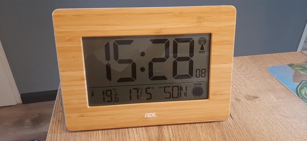 Digitale radiogestuurde tafelklok, Huis en Inrichting, Woonaccessoires | Klokken, Ophalen of Verzenden, Nieuw, Digitaal, Wekker of Tafelklok