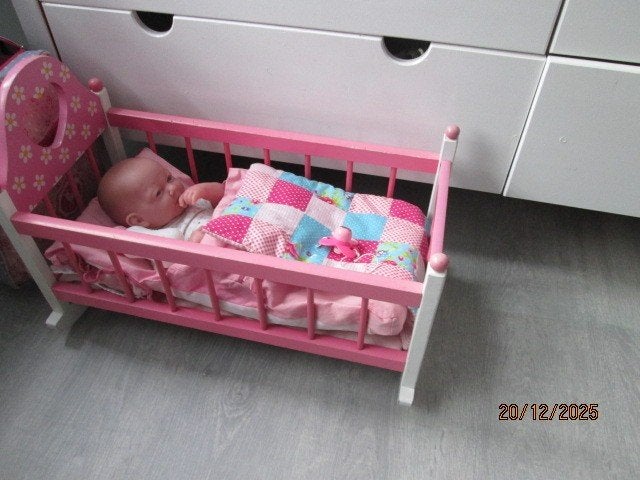 2 poppenbedjes, diverse poppen en kleertjes, Kinderen en Baby's, Speelgoed | Poppen, Ophalen, Babypop