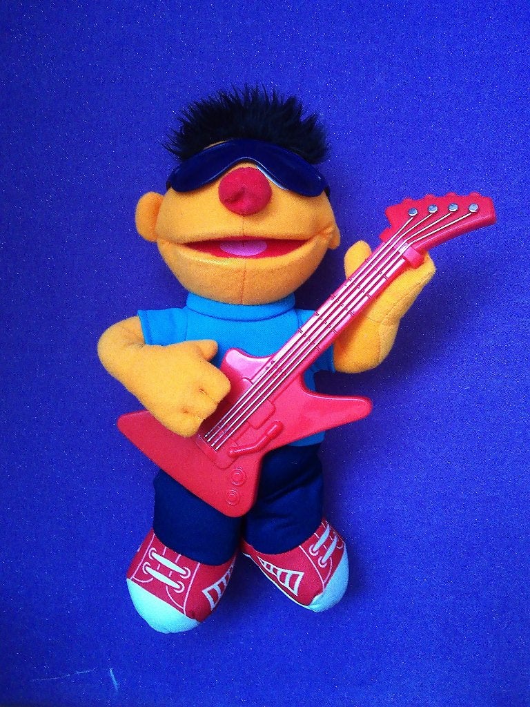 SESAMSTRAAT Knuffel ERNIE MET ROCK GITAAR UIT 2010 **Nieuw**, Overige typen, Nieuw, Ophalen of Verzenden, Met label