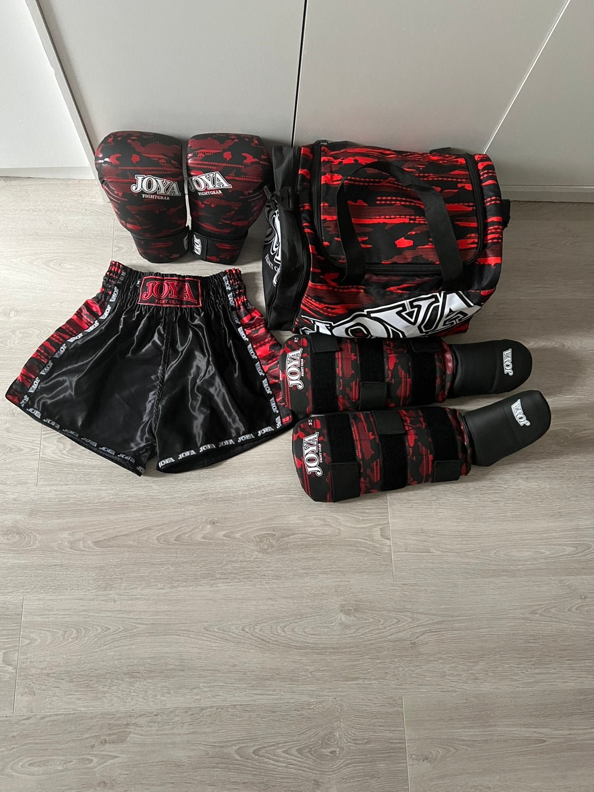 Joya Fight Gear set: bokshandschoenen, scheenbeschermers, br, Ophalen, Overige, Vechtsportmateriaal, Maat M