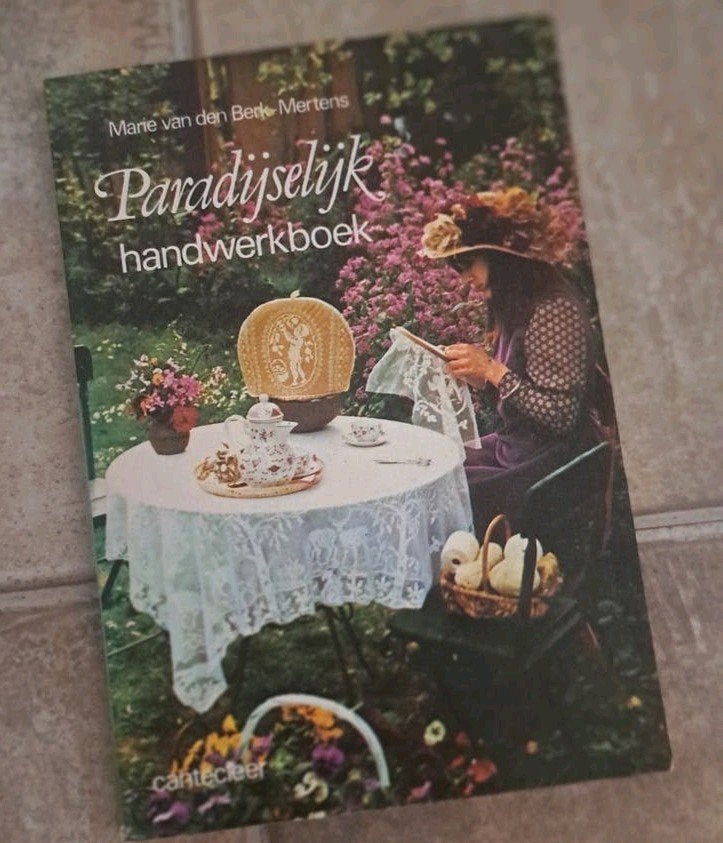 Paradijselijk Handwerkboek - Haken, Borduren, Knutselen, Ophalen of Verzenden, Gelezen, Breien en Haken, Marie van den Berke-Mertens