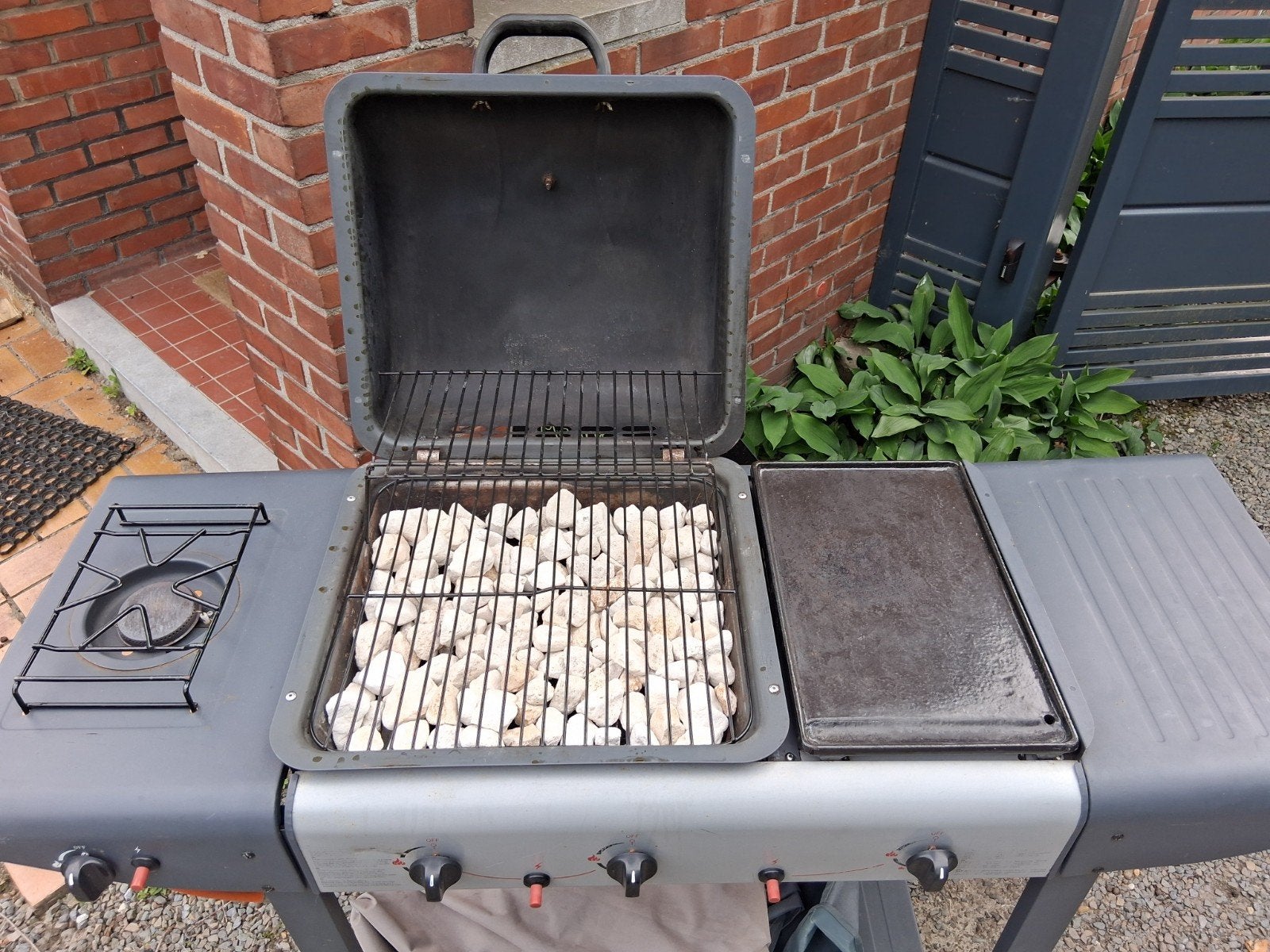Gasbarbecue met zijbrander en bakplaat, inclusief hoes, Ophalen, Gebruikt, Onbekend