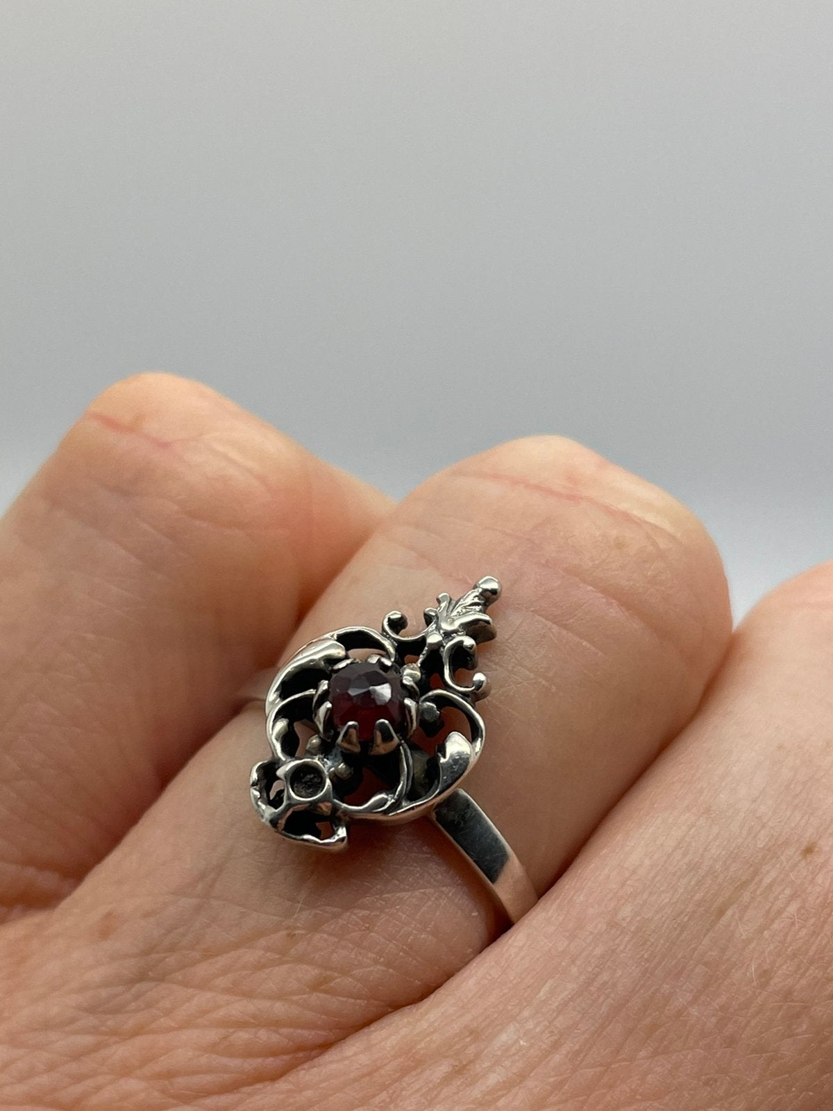 E330 Prachtige zilveren ring met granaat maat 17,5, Sieraden, Tassen en Uiterlijk, Antieke sieraden, Ophalen of Verzenden, Zilver