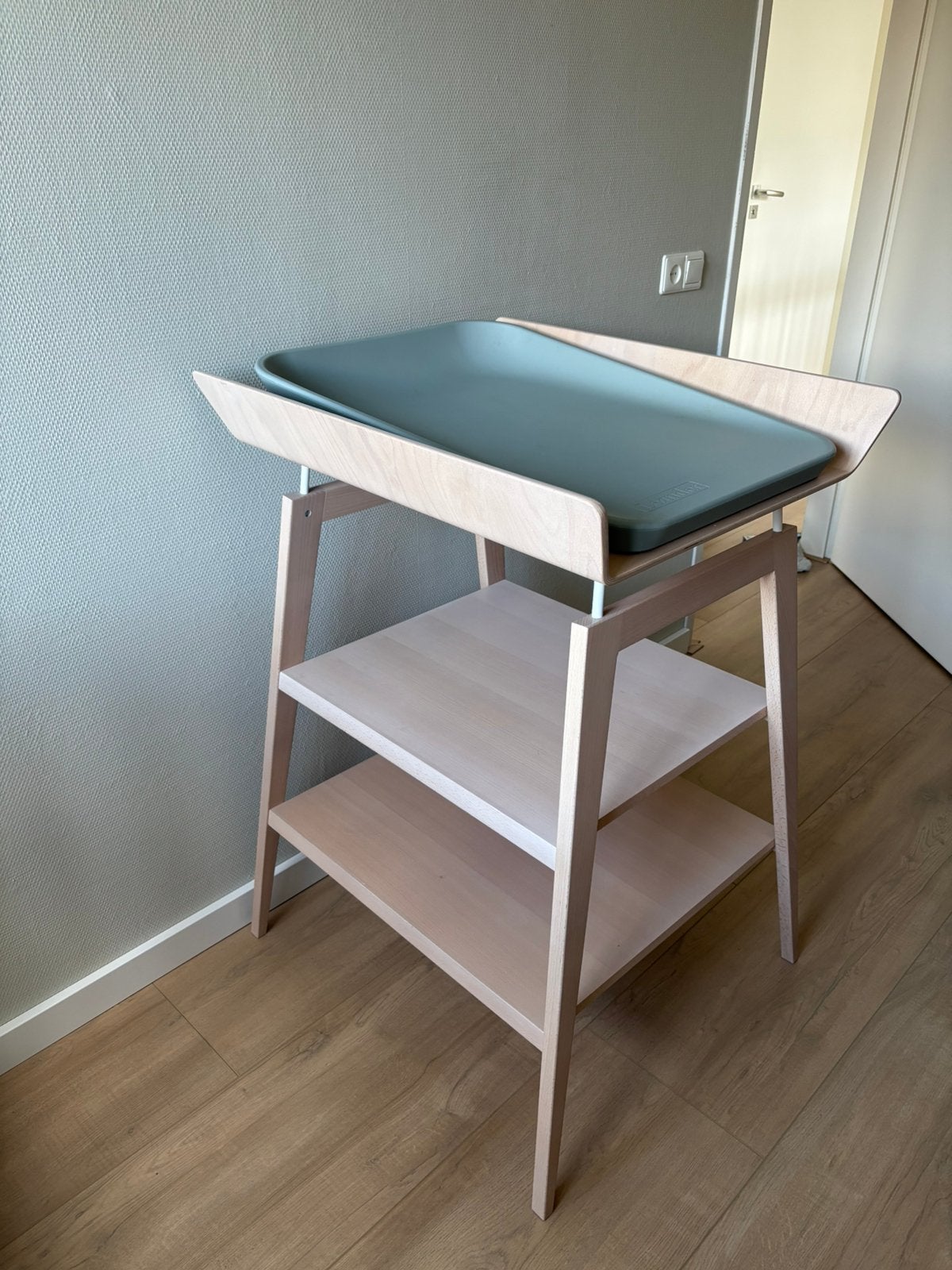 Leander Linea Verschoontafel + Leander Matty Aankleedkussen, Minder dan 75 cm, 50 tot 70 cm, Zo goed als nieuw, Ophalen