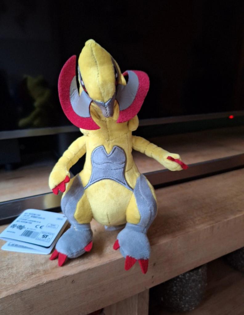 Nieuwe Pokémon haxorus knuffel - Geel, 20-80 cm, Pokemon, Nieuw, Ophalen of Verzenden, Met label