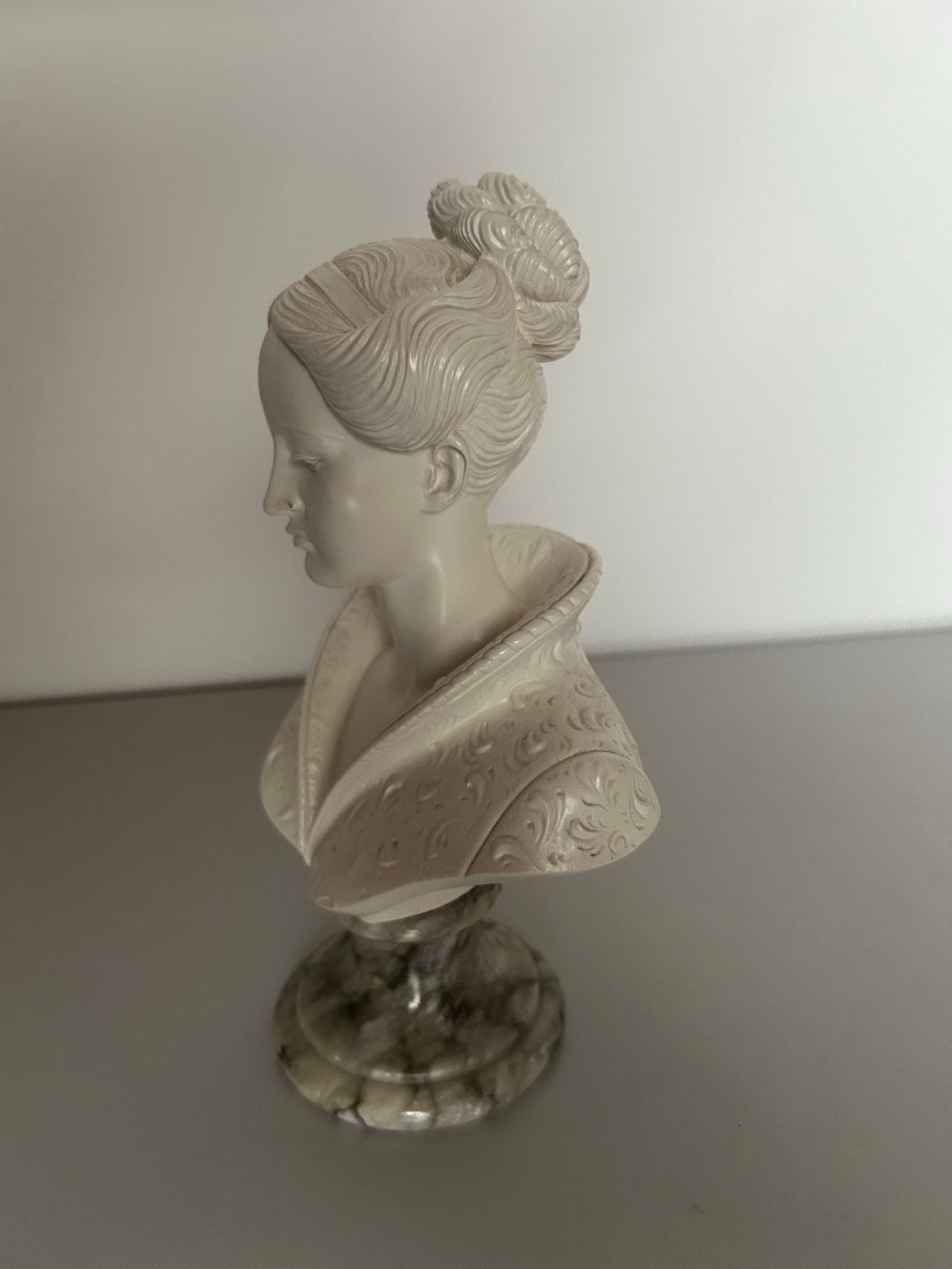 Elegante Buste van Vrouw op Marmeren Voet - 24cm Hoog, Buste, Ophalen of Verzenden, 20 - 50 cm, Beige