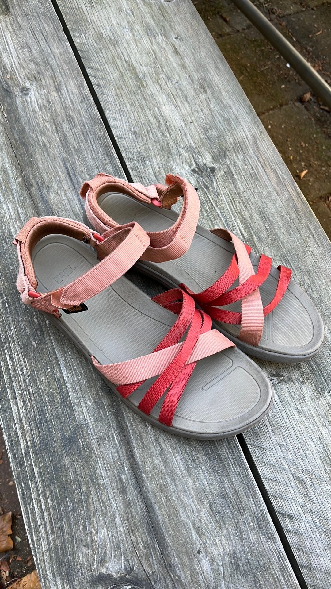 Teva sandalen maat 41, kleur roze/rood, Zo goed als nieuw, Roze, Sandalen of Muiltjes, Ophalen of Verzenden