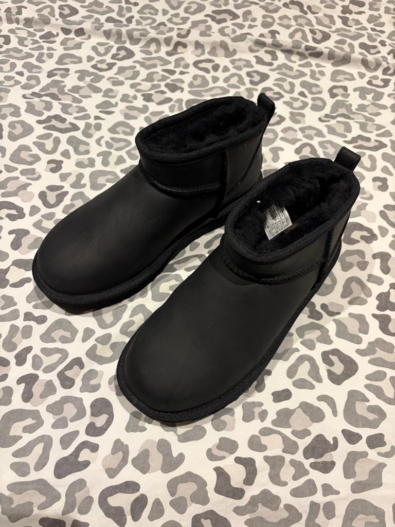 UGG zwart maat 38 NIEUW, Zwart, Lage of Enkellaarzen, Nieuw, Ophalen of Verzenden