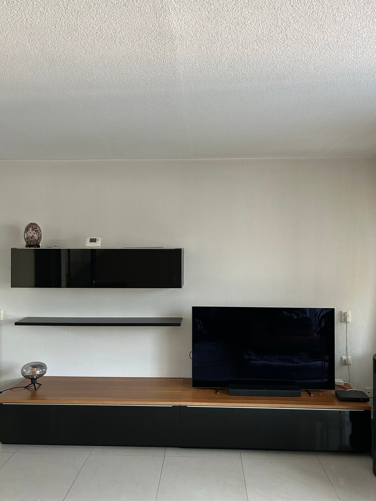 Modern zwart TV-meubel van 300/57cm. met wandkast en plank, Huis en Inrichting, Ophalen, 100 tot 150 cm, Zo goed als nieuw, 200 cm of meer