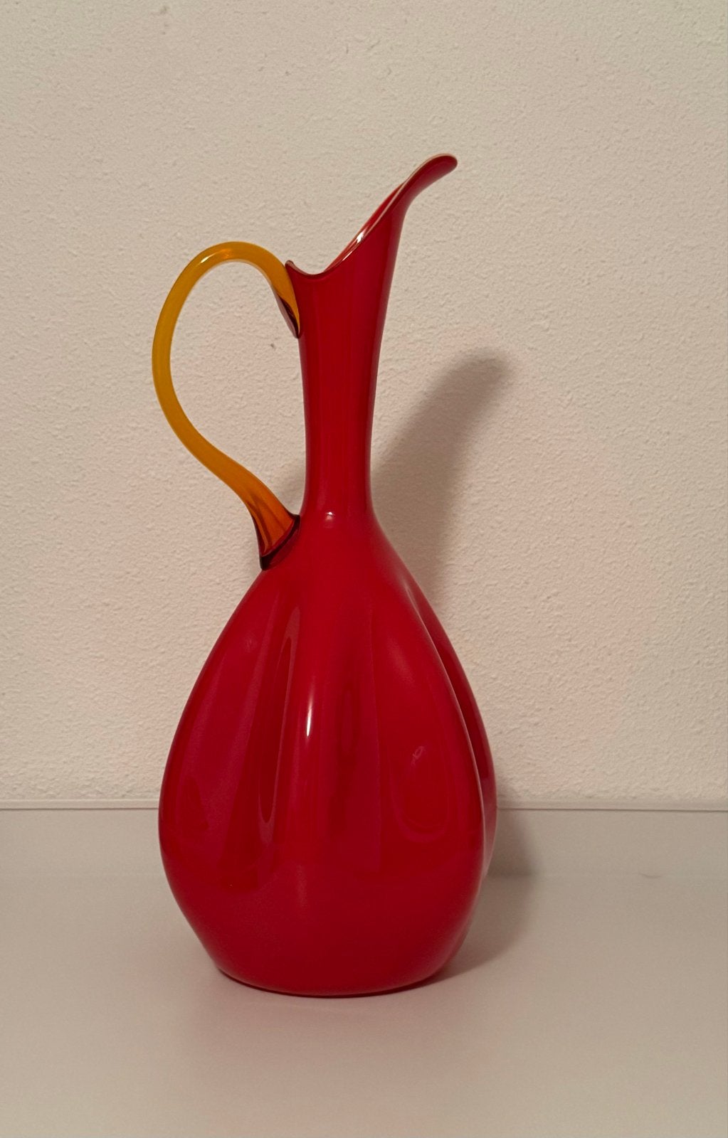 Vintage Rode Glazen Karaf met Geel Handvat, Ophalen