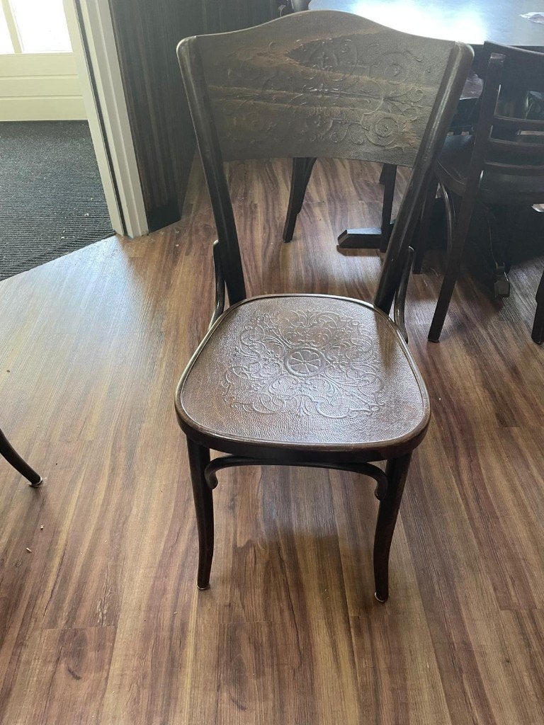 Thonet-stijl stoel met houtsnijwerk, Ophalen